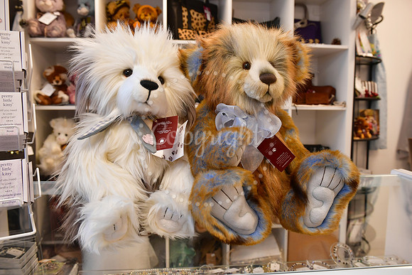 Razzle Dazzle Christmas Shopping Feature