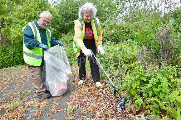 Historic Newark in Bloom litter pick