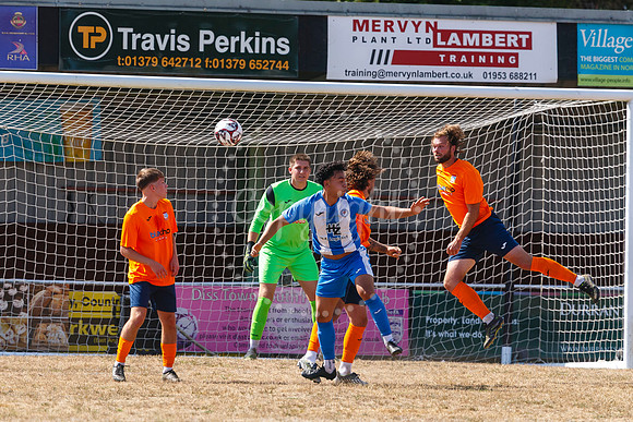 Diss Town v Holbeach United