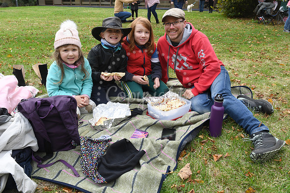 Peaceful picnic and music to protest against felling of trees