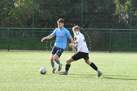 Newark Town v Heanor football action