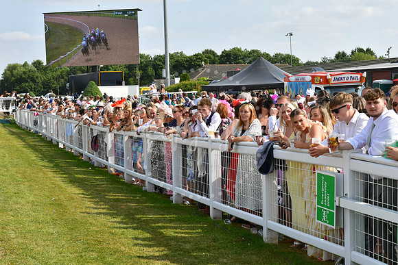 Southwell Racecourse Ladies Day