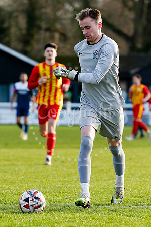 Football action from Walsham-le-Willows vs Hadleigh United.