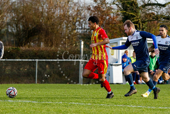 Football action from Walsham-le-Willows vs Hadleigh United.