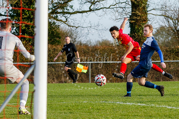 Football action from Walsham-le-Willows vs Hadleigh United.