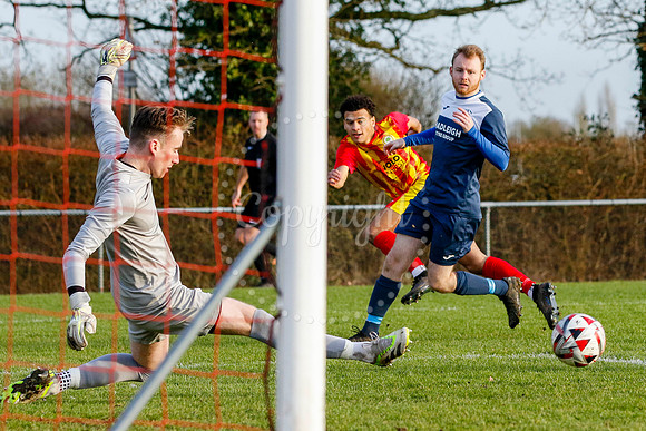 Football action from Walsham-le-Willows vs Hadleigh United.