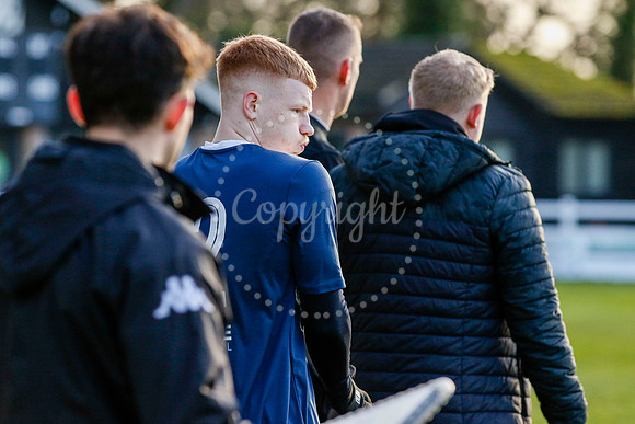 Football action from Walsham-le-Willows vs Hadleigh United.