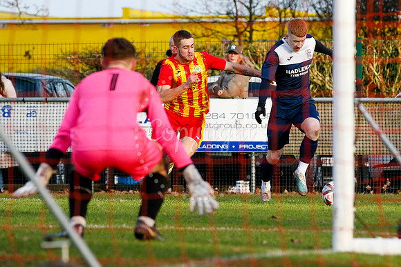 Football action from Walsham-le-Willows vs Hadleigh United.