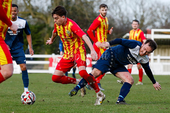 Football action from Walsham-le-Willows vs Hadleigh United.