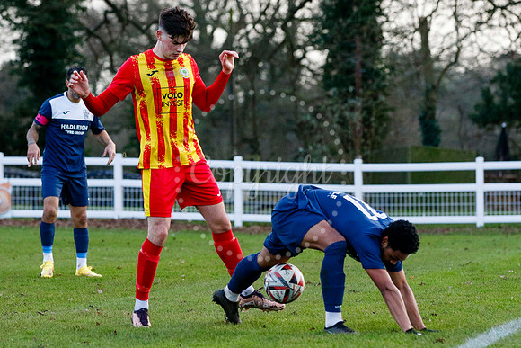 Football action from Walsham-le-Willows vs Hadleigh United.
