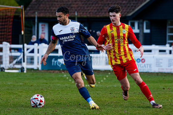 Football action from Walsham-le-Willows vs Hadleigh United.
