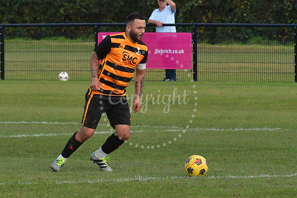 Southwell City Res (B/W) v Collingham (Orange) football action