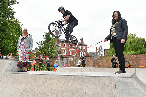 Opeing of Sherwood Avenue play park