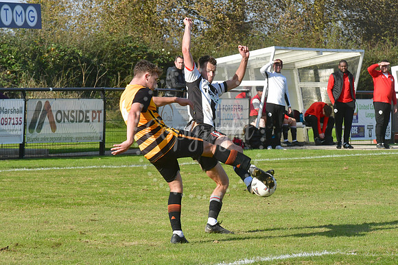 Southwell City Res (B/W) v Collingham (Orange) football action